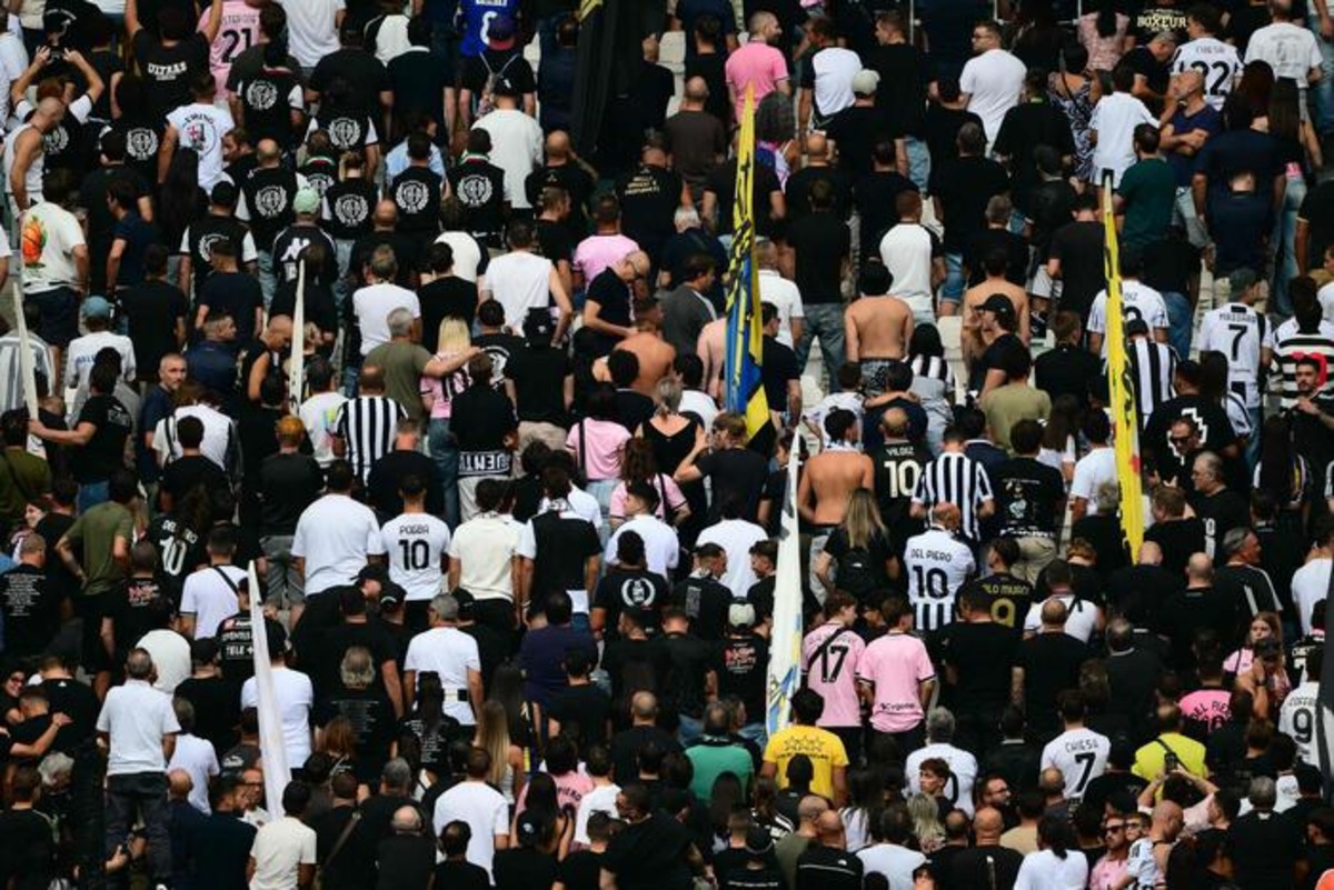 Cori e spalle voltate: la curva della Juve non rispetta il minuto di silenzio per Mazzola<br> Cori e spalle voltate: la curva della Juve non rispetta il minuto di silenzio per Mazzola<br>