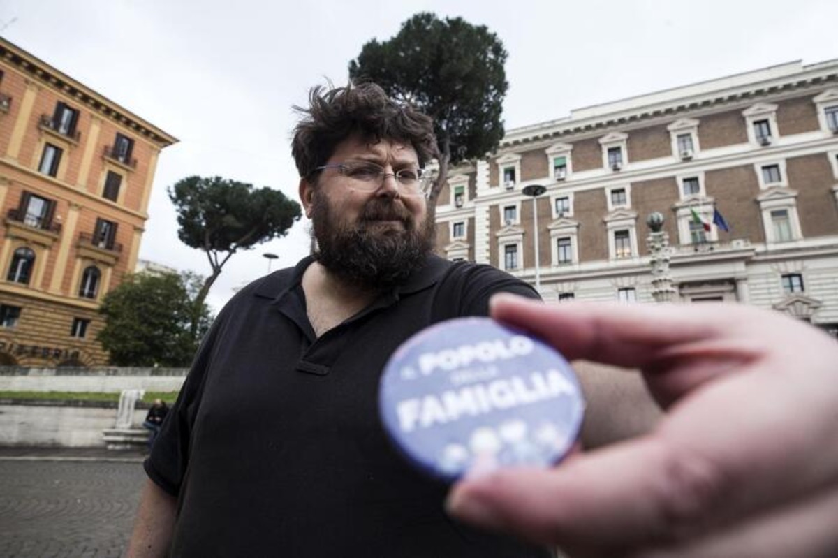 Usava i social network dai domiciliari: Mario Adinolfi trasferito in carcere Usava i social network dai domiciliari: Mario Adinolfi trasferito in carcere