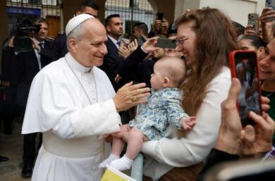Viaggio apostolico in Francia, Papa Leone XIV acclamato dalla stampa: dopo Parigi la tappa a Lourdes