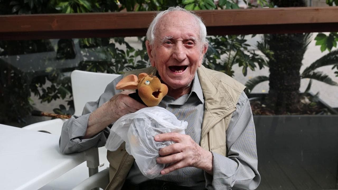 Addio a Peppino Mazzullo, la storica voce di Topo Gigio: l’attore messinese si è spento a 100 anni Addio a Peppino Mazzullo, la storica voce di Topo Gigio: l’attore messinese si è spento a 100 anni