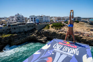 Polignano a Mare incorona i re dei tuffi dalle grandi altezze: torna la finale mondiale della Red Bull Cliff Diving