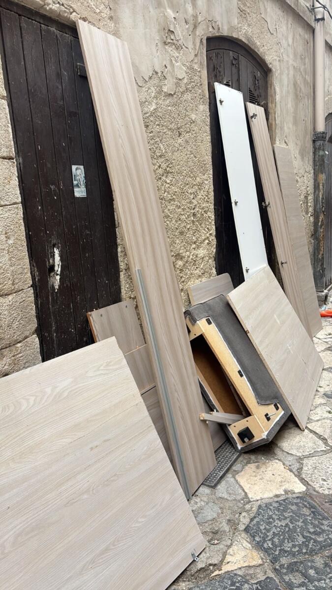 Sgombera una casa e scarica tutti i mobili nei vicoli di Bari Vecchia: identificato e denunciato Sgombera una casa e scarica tutti i mobili nei vicoli di Bari Vecchia: identificato e denunciato