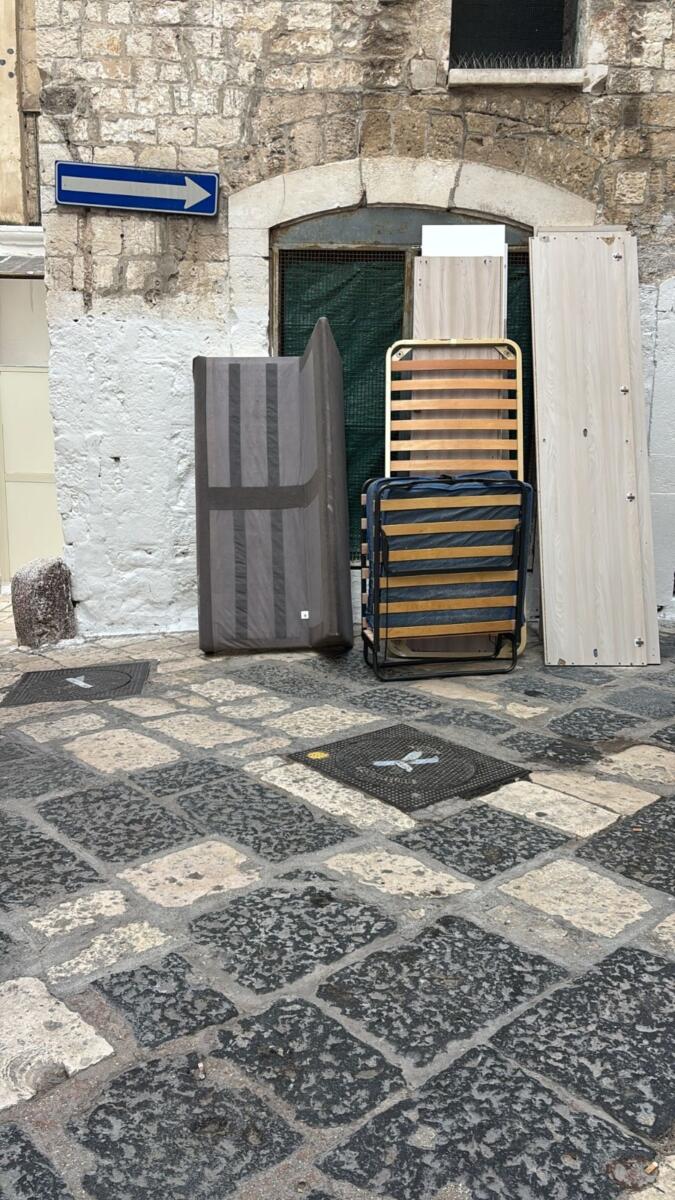 Sgombera una casa e scarica tutti i mobili nei vicoli di Bari Vecchia: identificato e denunciato Sgombera una casa e scarica tutti i mobili nei vicoli di Bari Vecchia: identificato e denunciato