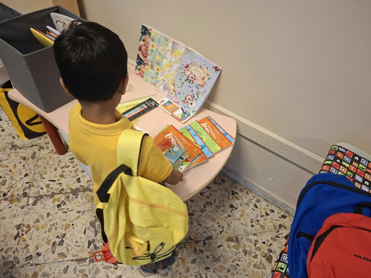 A Bari apre il primo “Temporary Shop” gratuito per le famiglie: scuola, abiti e giochi nell’hub Manzari-Buonvino – FOTO