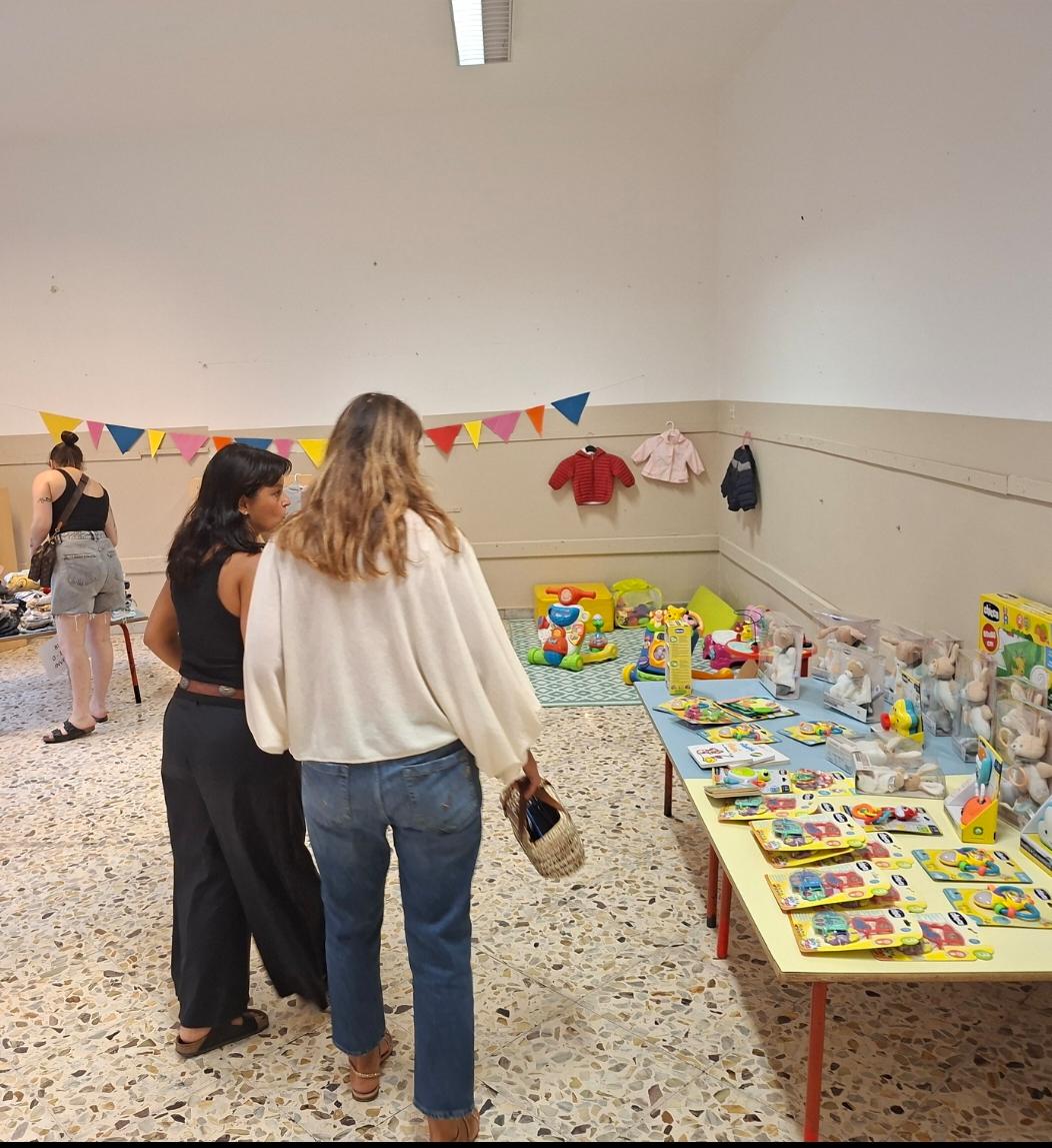 A Bari apre il primo “Temporary Shop” gratuito per le famiglie: scuola, abiti e giochi nell’hub Manzari-Buonvino – FOTO