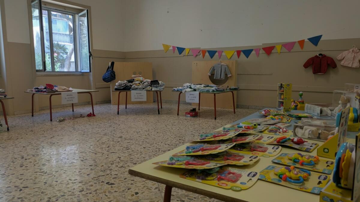 A Bari apre il primo “Temporary Shop” gratuito per le famiglie: scuola, abiti e giochi nell’hub Manzari-Buonvino – FOTO
