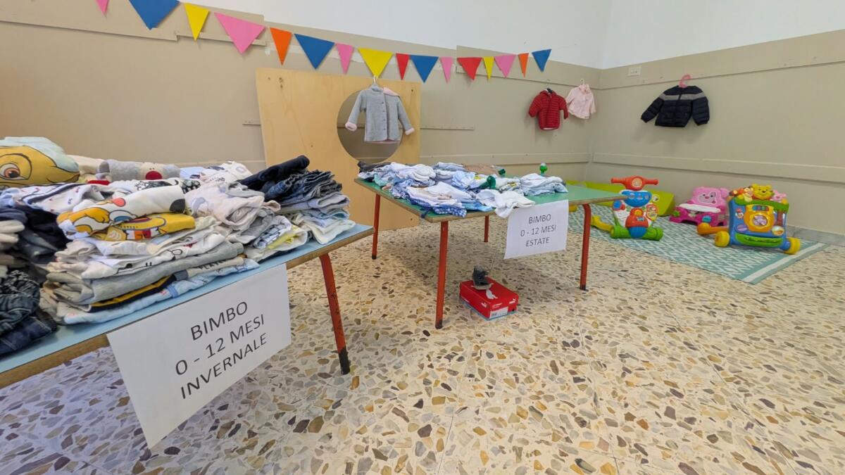 A Bari apre il primo “Temporary Shop” gratuito per le famiglie: scuola, abiti e giochi nell’hub Manzari-Buonvino – FOTO