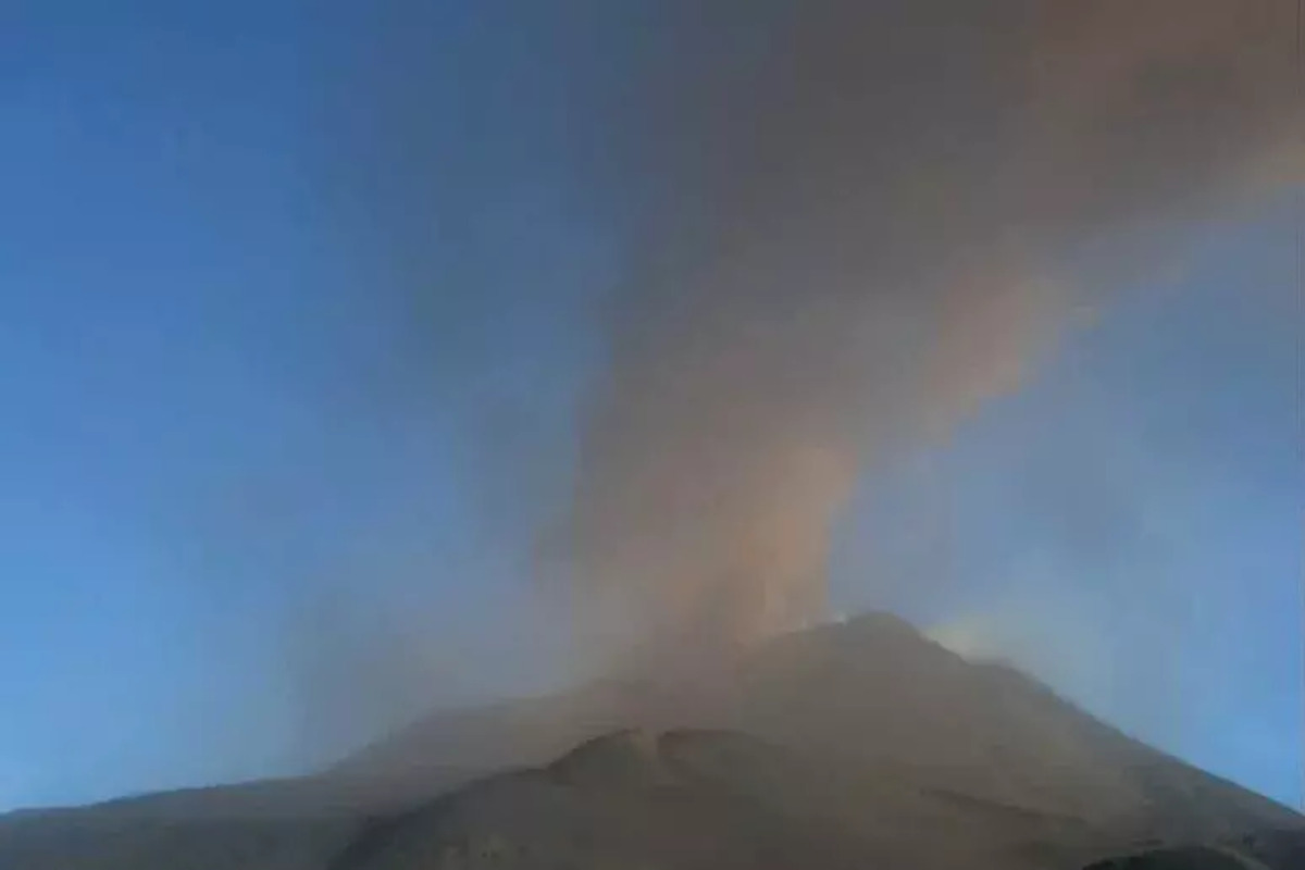 Etna, fontane di cenere e nube eruttiva di 4 chilometri: chiuso uno spazio aereo a Catania Etna, fontane di cenere e nube eruttiva di 4 chilometri: chiuso uno spazio aereo a Catania