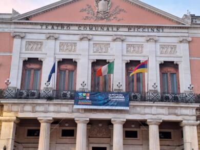 Indipendenza della Repubblica d’Armenia, la bandiera sventola a Palazzo della città a Bari