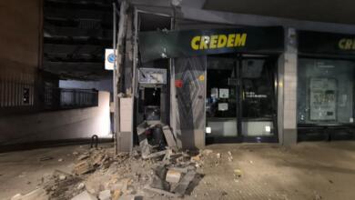 Assalto al bancomat a Cerignola, esplosione nella notte: danni ingenti ma il colpo fallisce – VIDEO