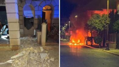 Paura nella notte a Lesina, tre esplosioni e un’auto in fiamme: assalto al bancomat della BdM