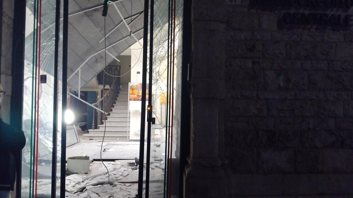 Assalto al bancomat a Ruvo di Puglia, doppia esplosione nella notte: ingenti i danni – FOTO Assalto al bancomat a Ruvo di Puglia, doppia esplosione nella notte: ingenti i danni – FOTO