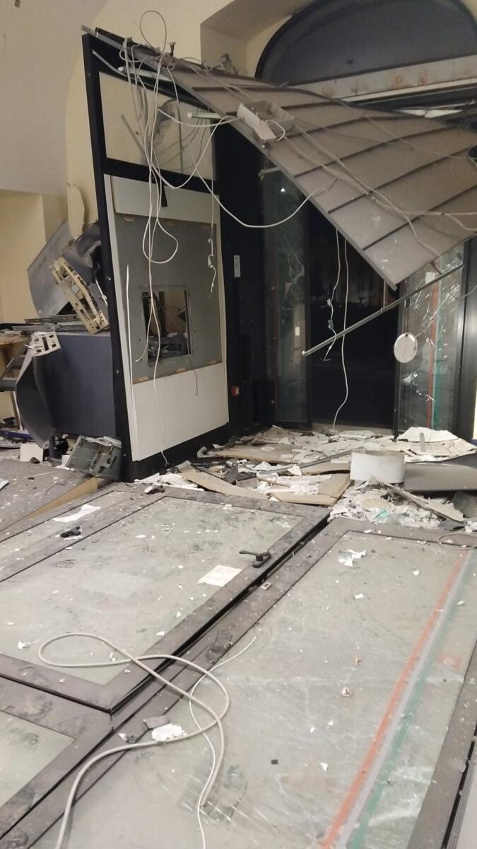 Assalto al bancomat a Ruvo di Puglia, doppia esplosione nella notte: ingenti i danni – FOTO Assalto al bancomat a Ruvo di Puglia, doppia esplosione nella notte: ingenti i danni – FOTO