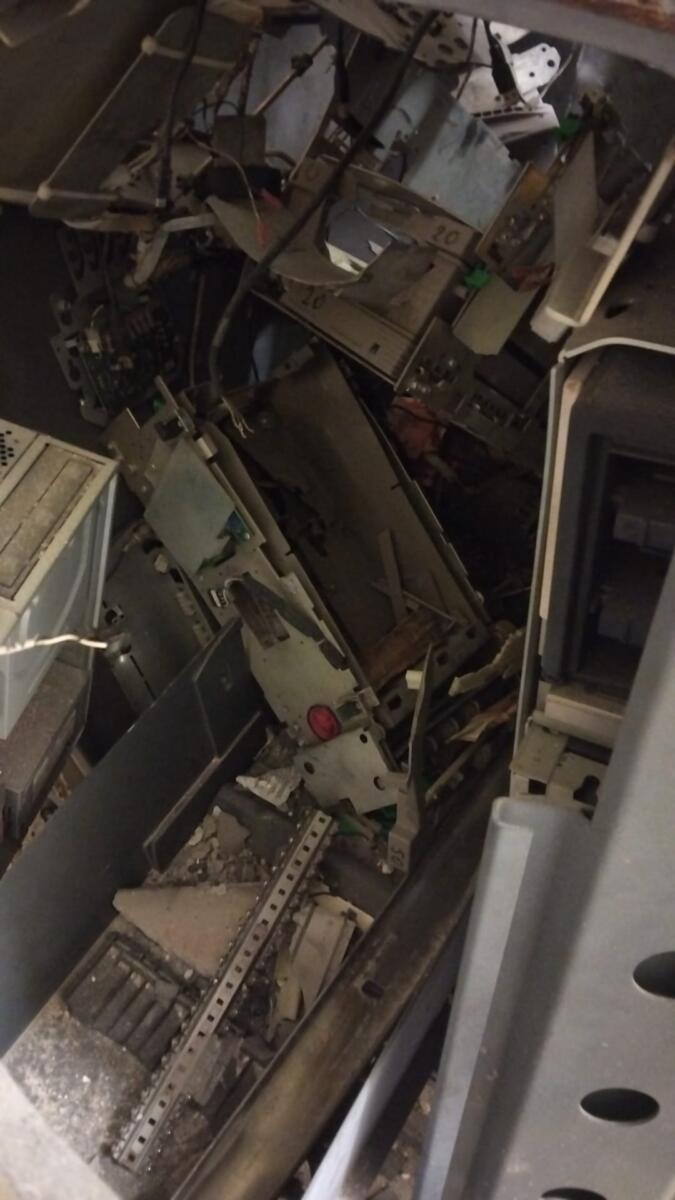 Assalto al bancomat a Ruvo di Puglia, doppia esplosione nella notte: ingenti i danni – FOTO Assalto al bancomat a Ruvo di Puglia, doppia esplosione nella notte: ingenti i danni – FOTO