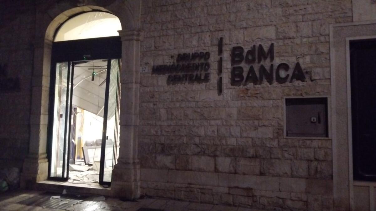 Assalto al bancomat a Ruvo di Puglia, doppia esplosione nella notte: ingenti i danni – FOTO Assalto al bancomat a Ruvo di Puglia, doppia esplosione nella notte: ingenti i danni – FOTO
