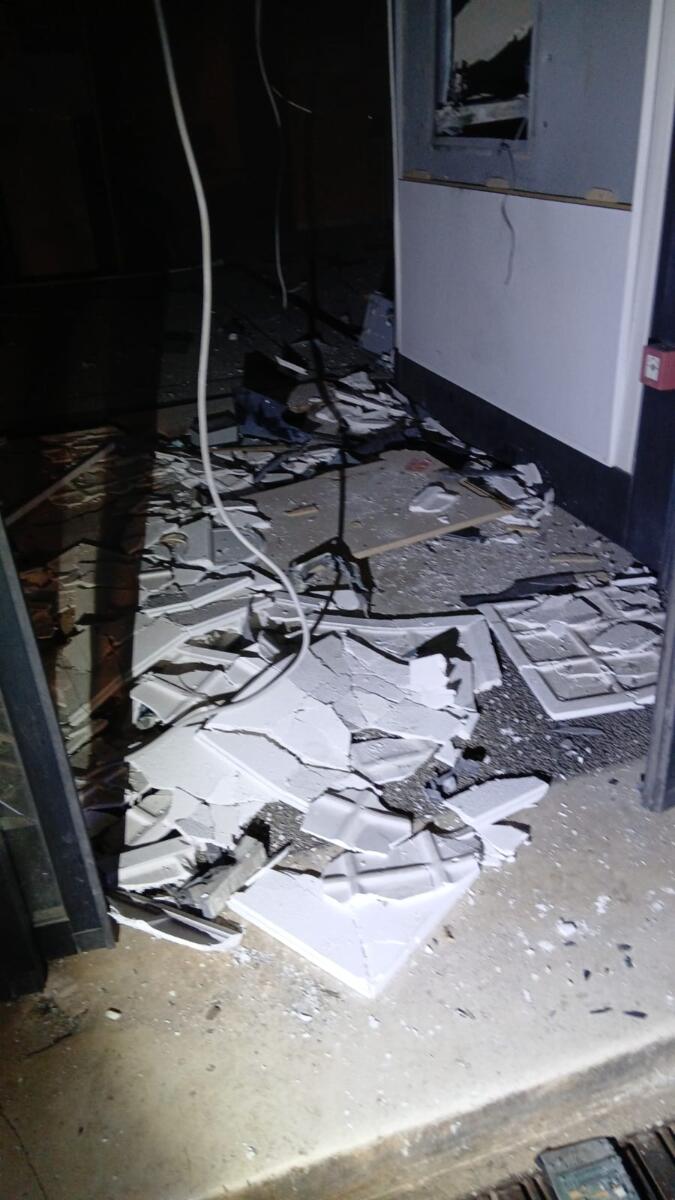 Assalto al bancomat a Ruvo di Puglia, doppia esplosione nella notte: ingenti i danni – FOTO Assalto al bancomat a Ruvo di Puglia, doppia esplosione nella notte: ingenti i danni – FOTO