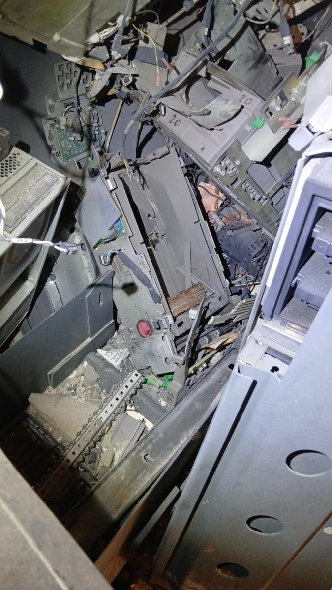 Assalto al bancomat a Ruvo di Puglia, doppia esplosione nella notte: ingenti i danni – FOTO Assalto al bancomat a Ruvo di Puglia, doppia esplosione nella notte: ingenti i danni – FOTO