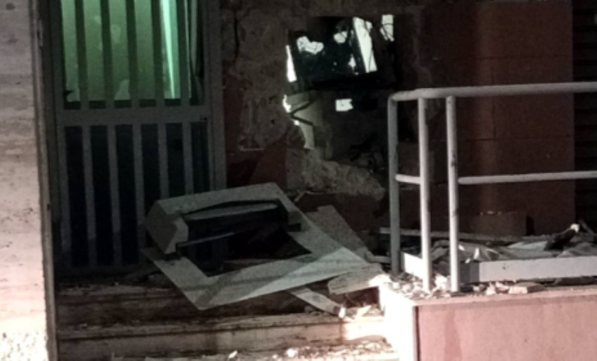 Boato nella notte a Brindisi, assaltato il bancomat dell’ufficio postale nel rione Perrino Boato nella notte a Brindisi, assaltato il bancomat dell’ufficio postale nel rione Perrino