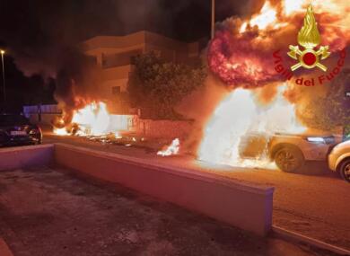 Notte di fuoco a San Pietro in Lama: due auto avvolte dalle fiamme in centro