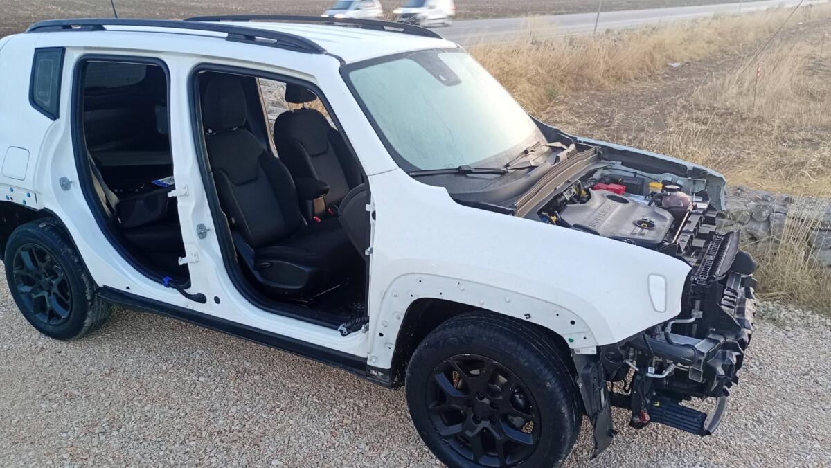 Manfredonia, auto semi-cannibalizzata abbandonata sulla Ss 89: «Queste strade sono terra di nessuno» Manfredonia, auto semi-cannibalizzata abbandonata sulla Ss 89: «Queste strade sono terra di nessuno»