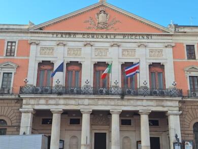 Bari, la bandiera della Costa Rica a Palazzo della Città per l’anniversario dell’indipendenza