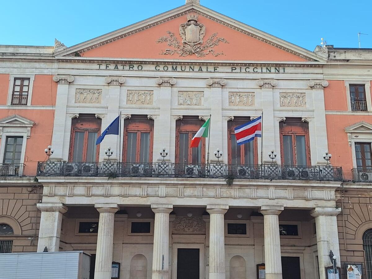 Bari, la bandiera della Costa Rica a Palazzo della Città per l’anniversario dell’indipendenza Bari, la bandiera della Costa Rica a Palazzo della Città per l’anniversario dell’indipendenza