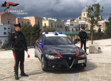 Mattinata di follia a Massafra, minaccia la madre e crea il caos in strada: arrestato un 34enne