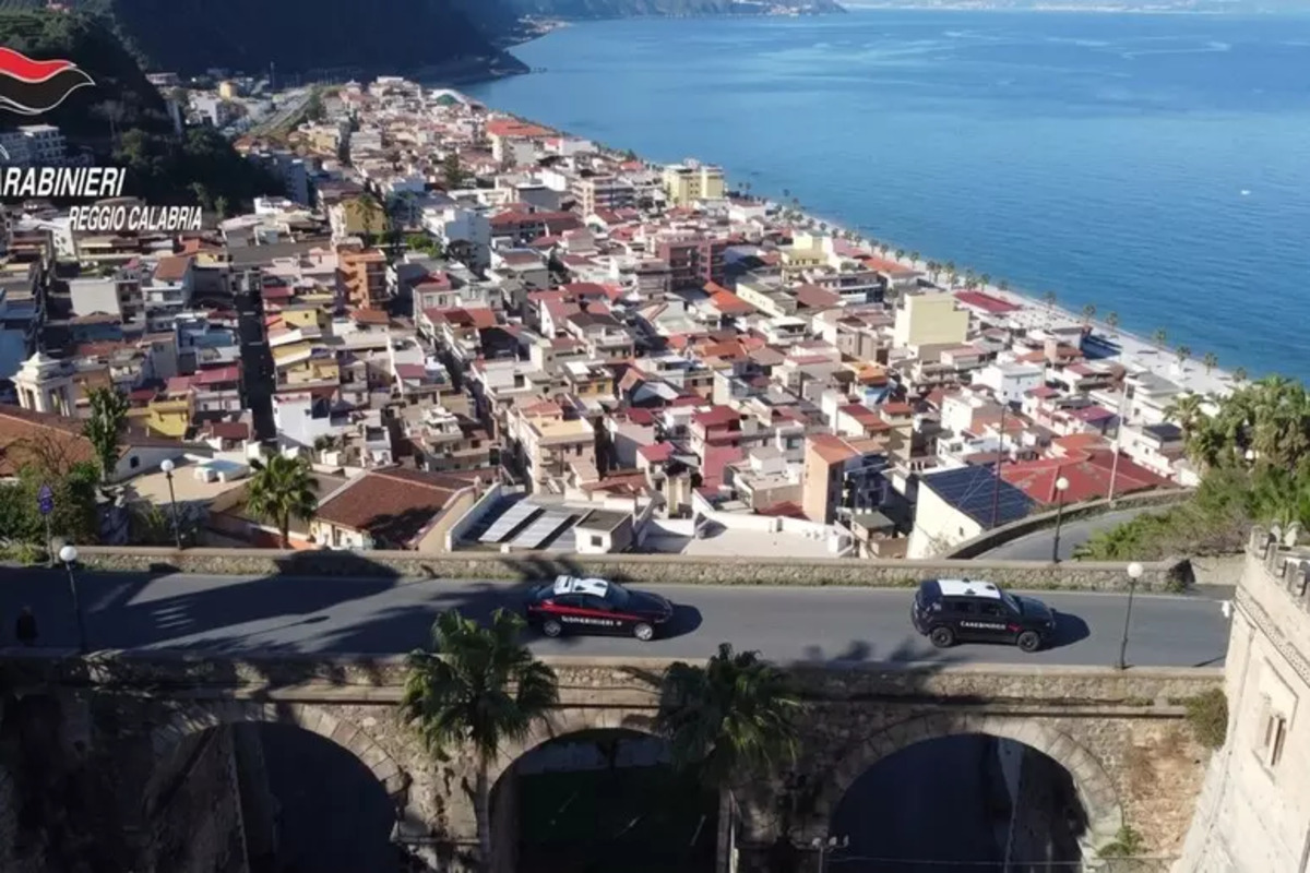 «Ci aveva guardati male» e gli sparano in testa dopo averlo accoltellato: arrestati due 17enni calabresi «Ci aveva guardati male» e gli sparano in testa dopo averlo accoltellato: arrestati due 17enni calabresi