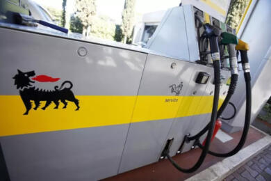 Caro carburanti, Eni mette un tetto ai prezzi: benzina a 1,99 euro e gasolio a 2,19 dal 28 settembre