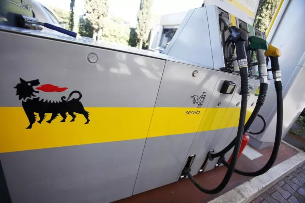 Caro carburanti, Eni mette un tetto ai prezzi: benzina a 1,99 euro e gasolio a 2,19 dal 28 settembre Caro carburanti, Eni mette un tetto ai prezzi: benzina a 1,99 euro e gasolio a 2,19 dal 28 settembre