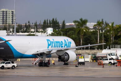 Tragedia all’aeroporto di Miami, cargo di Amazon finisce fuori pista: cinque morti e cinque feriti