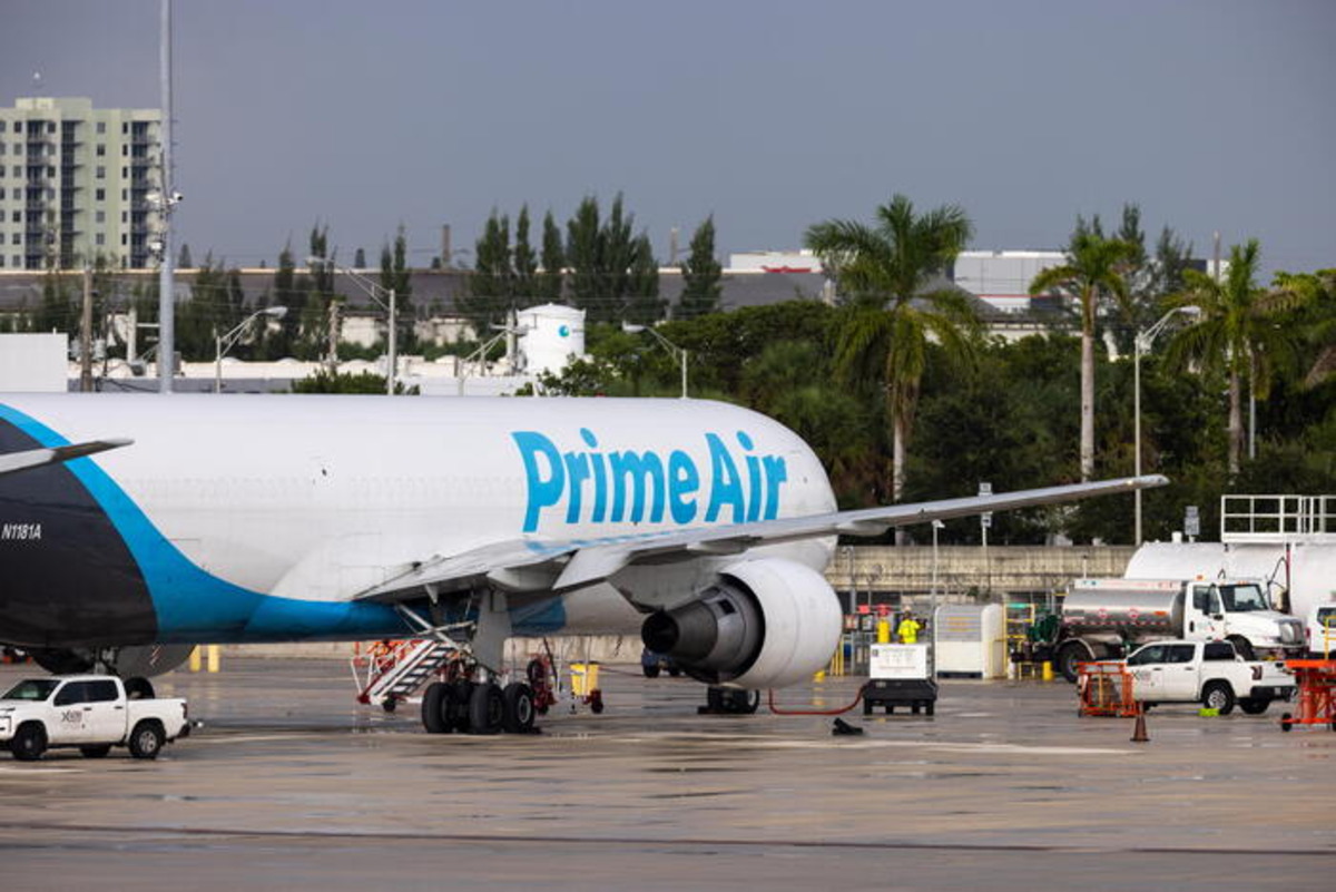Tragedia all’aeroporto di Miami, cargo di Amazon finisce fuori pista: cinque morti e cinque feriti Tragedia all’aeroporto di Miami, cargo di Amazon finisce fuori pista: cinque morti e cinque feriti