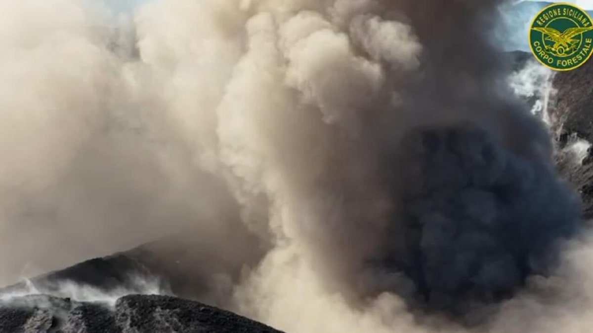 Cenere dall’Etna, l’aeroporto di Catania blocca i voli fino alle 22: chiuso lo spazio aereo Cenere dall’Etna, l’aeroporto di Catania blocca i voli fino alle 22: chiuso lo spazio aereo