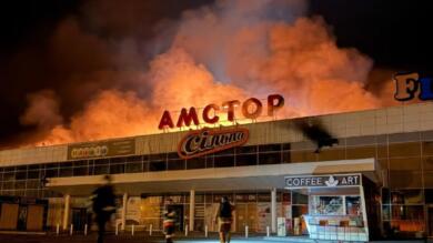 Attacchi russi in Ucraina: colpito centro commerciale a Zaporizhzhia, distributori e zone residenziali