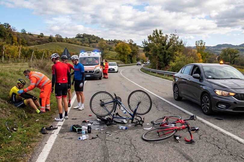 Paura in Salento, ciclisti evitano frontale con un’auto in sorpasso e finiscono fuori strada: 8 feriti Paura in Salento, ciclisti evitano frontale con un’auto in sorpasso e finiscono fuori strada: 8 feriti