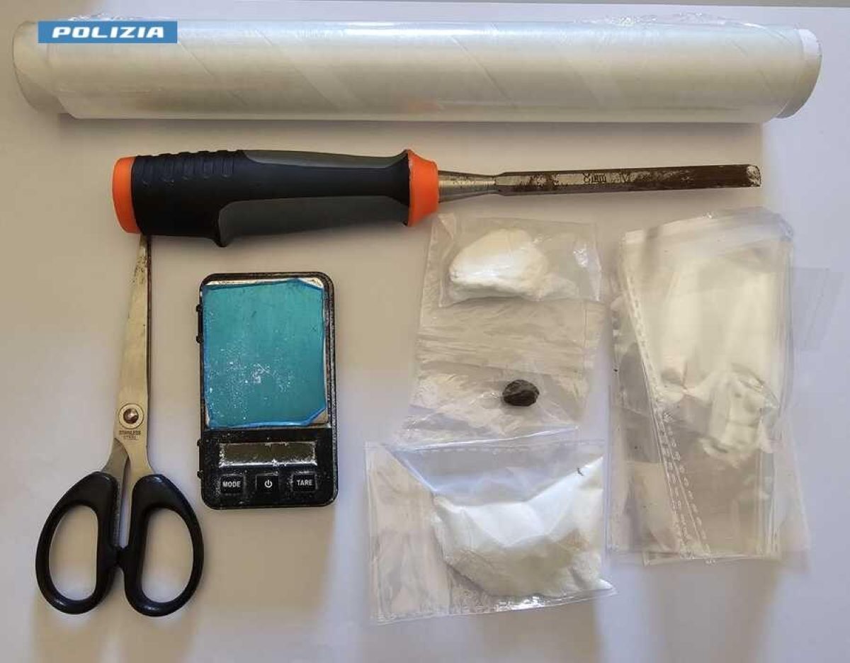 Lecce, alla vista dei poliziotti tenta di nascondere cocaina in bocca: arrestato un 46enne Lecce, alla vista dei poliziotti tenta di nascondere cocaina in bocca: arrestato un 46enne