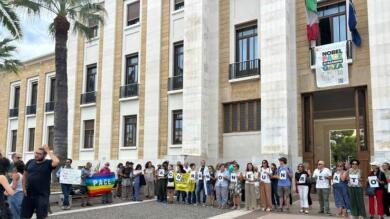 Inchiesta sui certificati per i Cpr, presidio al Policlinico di Bari: «La cura non è un reato»