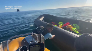 Uk, arrestato Danny Tommo: l’estremistra che aveva provato ad affondare un gommone di migranti