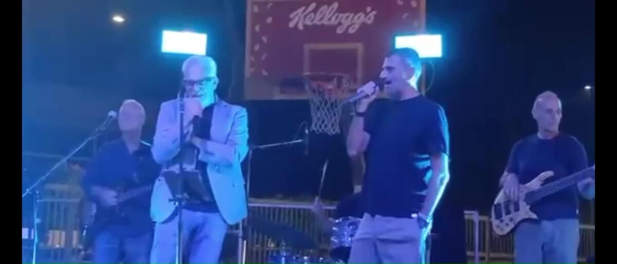 Brindisi, Decaro e Matarrelli sul palco della Festa dell’Unità: insieme cantano “Io vagabondo” – VIDEO