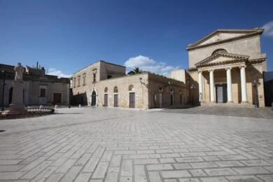 Abusi in sagrestia, un ragazzo di 19 anni conferma: nel Salento sospeso un prete 69enne