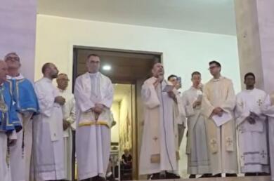 San Ferdinando di Puglia, don Mimmo attacca la mafia: «Fiumi di droga sotto gli occhi di tutti»