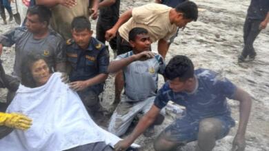 Nepal, 10 giorni sepolta da fango e detriti in casa: 64enne tratta in salvo