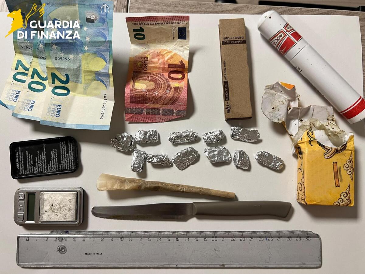 Martina Franca, trovato con droga e contanti: la Guardia di finanza arresta un minorenne Martina Franca, trovato con droga e contanti: la Guardia di finanza arresta un minorenne