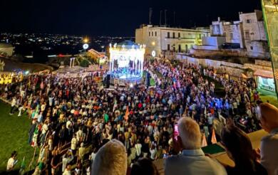 Martina Franca, Decaro si sfila dalle primarie e incorona la segretaria dem. Parte la volata per il Governo