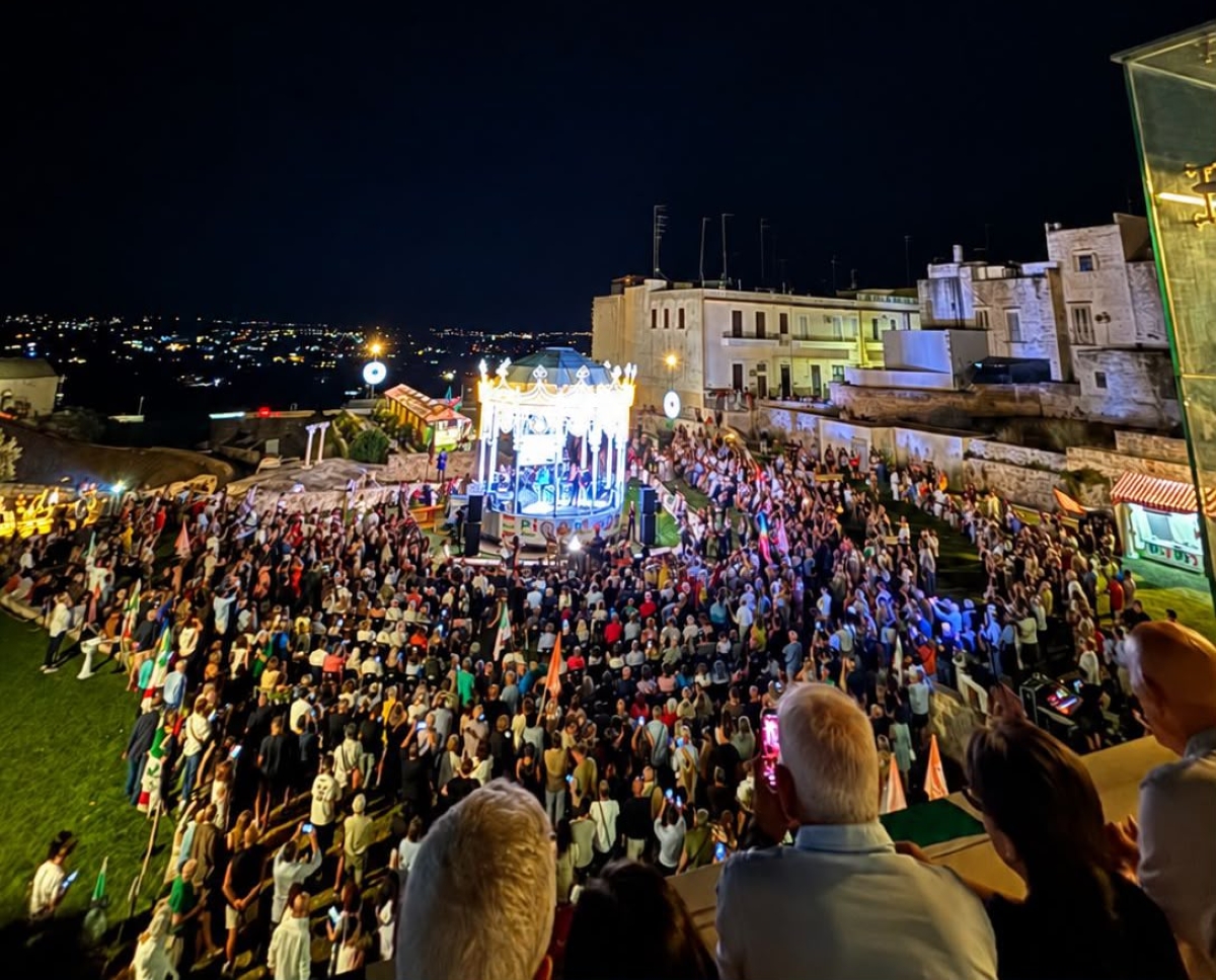 Martina Franca, Decaro si sfila dalle primarie e incorona la segretaria dem. Parte la volata per il Governo