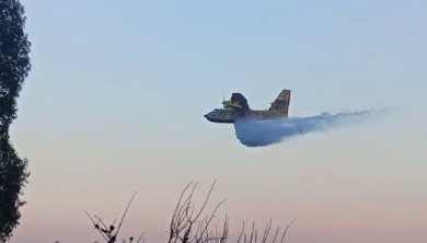 Manfredonia, fiamme nella riserva naturale di Frattarolo: Fire Boss a ridosso dell’Oasi Lago Salso – VIDEO