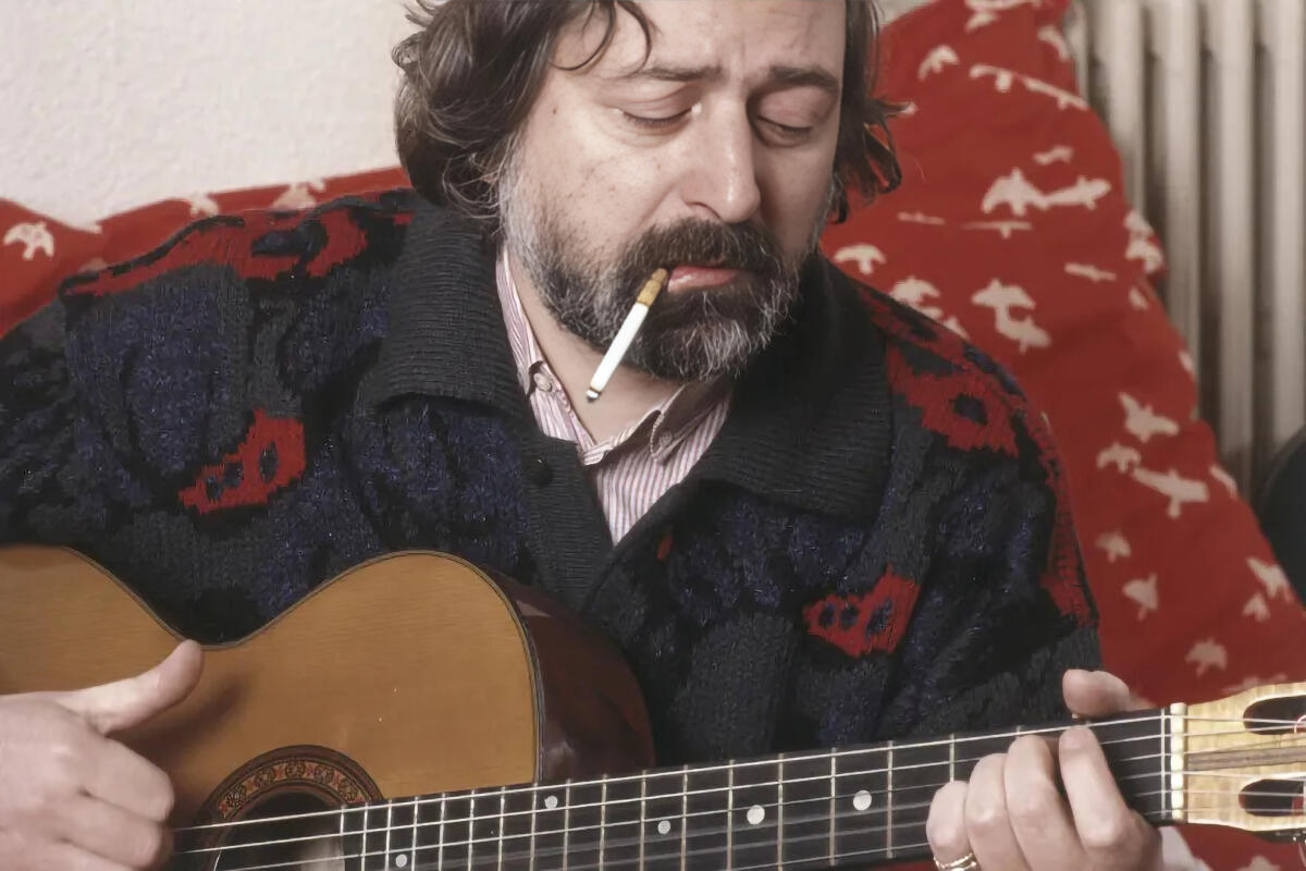 Fermi tutti, c’è il Maestrone: Guccini tra risse e canzoni Fermi tutti, c’è il Maestrone: Guccini tra risse e canzoni