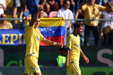 Serie A, Frosinone show: battuto il Como 2-0. Il Parma piega il Genoa di De Rossi 2-1