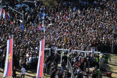 Belgrado, folla ai funerali di Ratko Mladic: l’addio tra cori, accuse all’Aja e tensioni in Bosnia