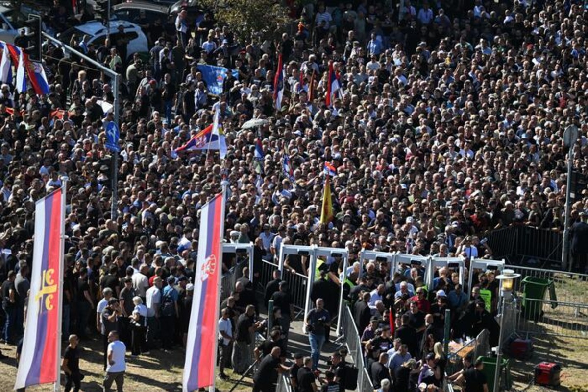 Belgrado, folla ai funerali di Ratko Mladic: l’addio tra cori, accuse all’Aja e tensioni in Bosnia Belgrado, folla ai funerali di Ratko Mladic: l’addio tra cori, accuse all’Aja e tensioni in Bosnia